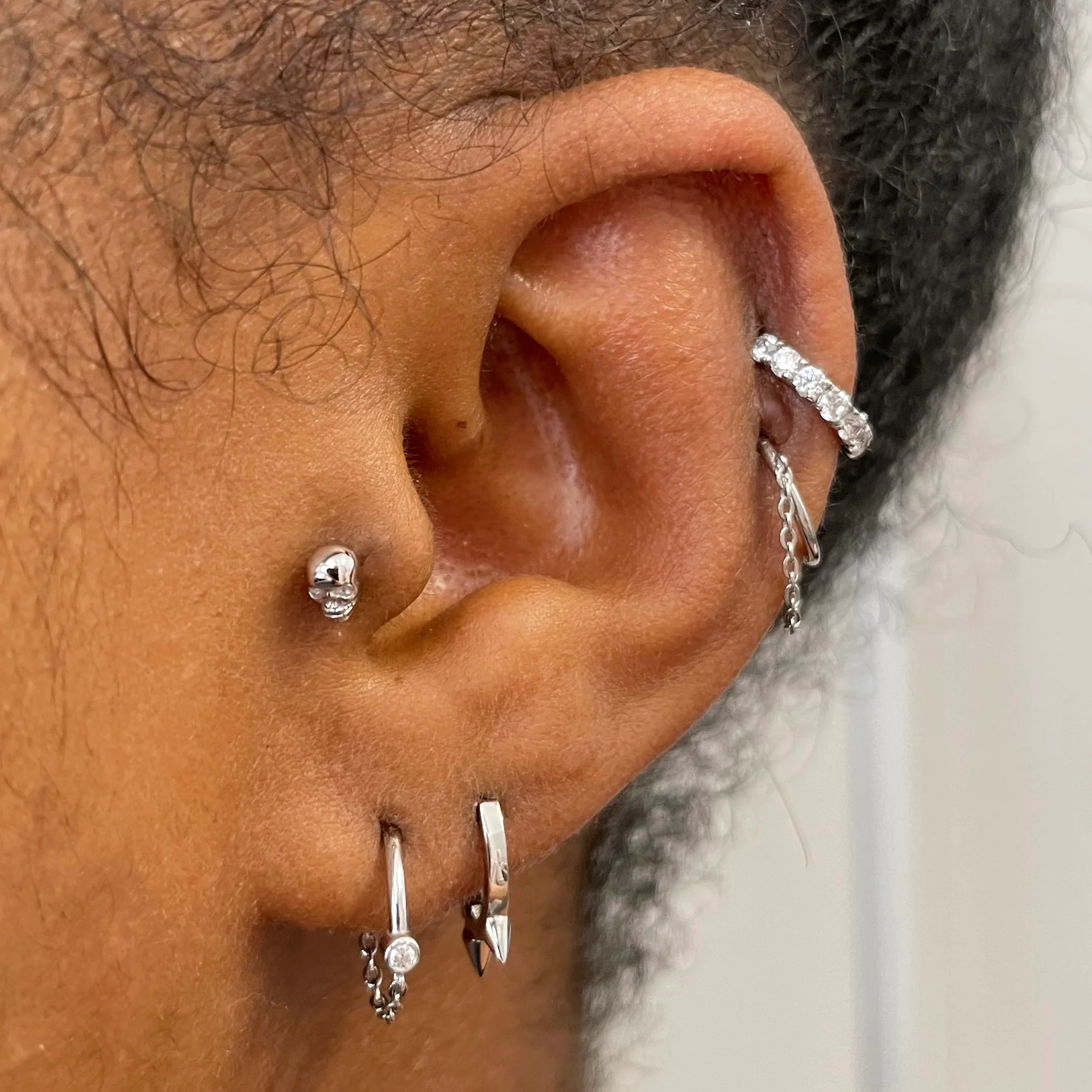 9k solid white gold 8mm plain spike huggie earring - Image 6